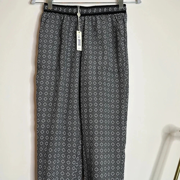 NWT MAX STUDIO Medallion Print Crepe Pants Size XS | black and white - Picture 2 of 6